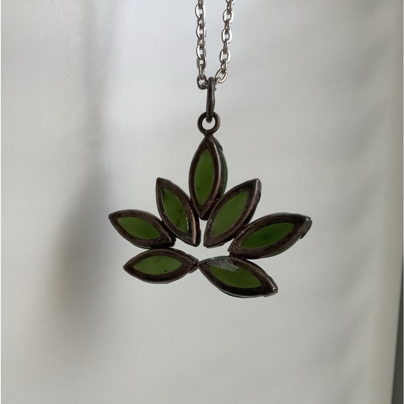 New vintage jade lotus or leaf large statement pendant necklace - Picture 11 of 16